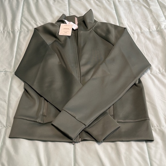 Brand new Fabletics set. - Picture 6 of 6